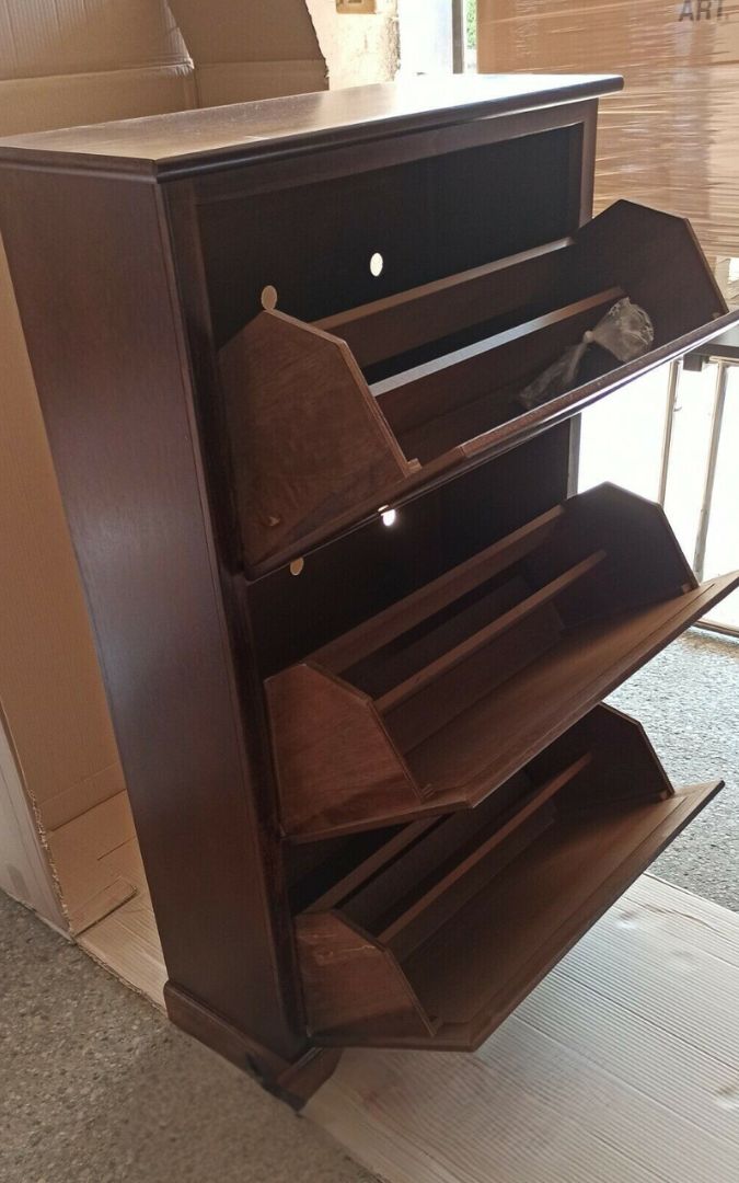 Scarpiera in legno noce scuro stile arte povera, capiente e dal design classico.
